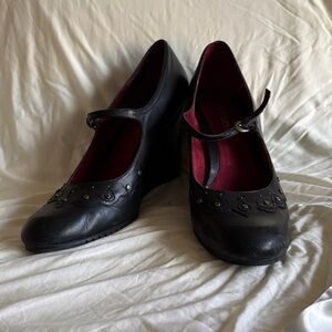 Y2K AEROSOLES size 10 black leather wedges with brass studs